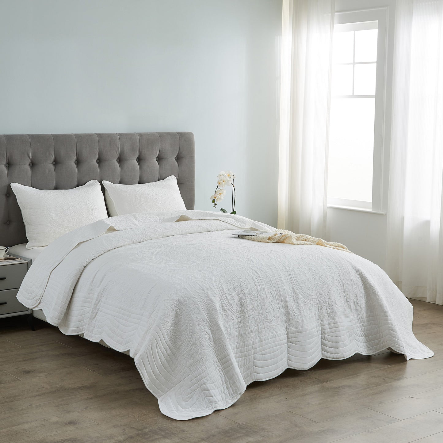 Isabella Cotton Quilt Set - White - Stunning Medallions And Scalloped Edges