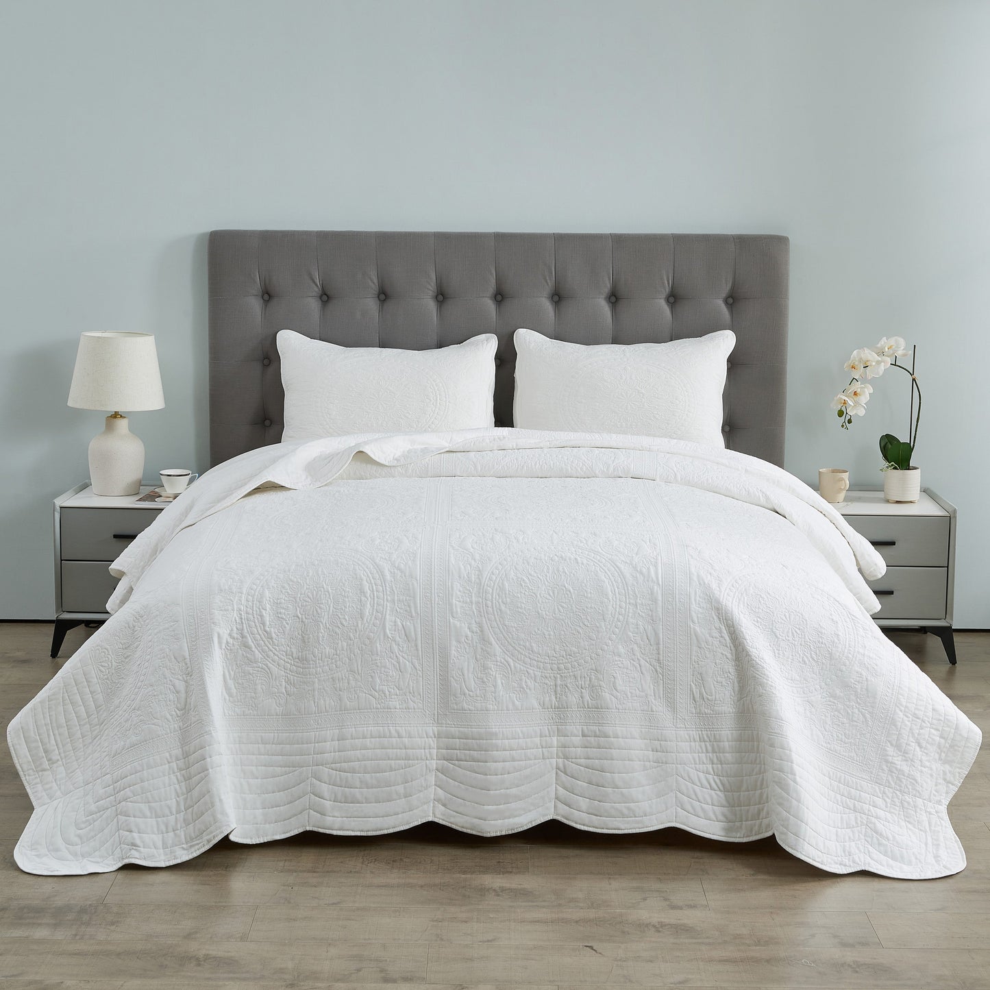 Isabella Cotton Quilt Set - White - Stunning Medallions And Scalloped Edges