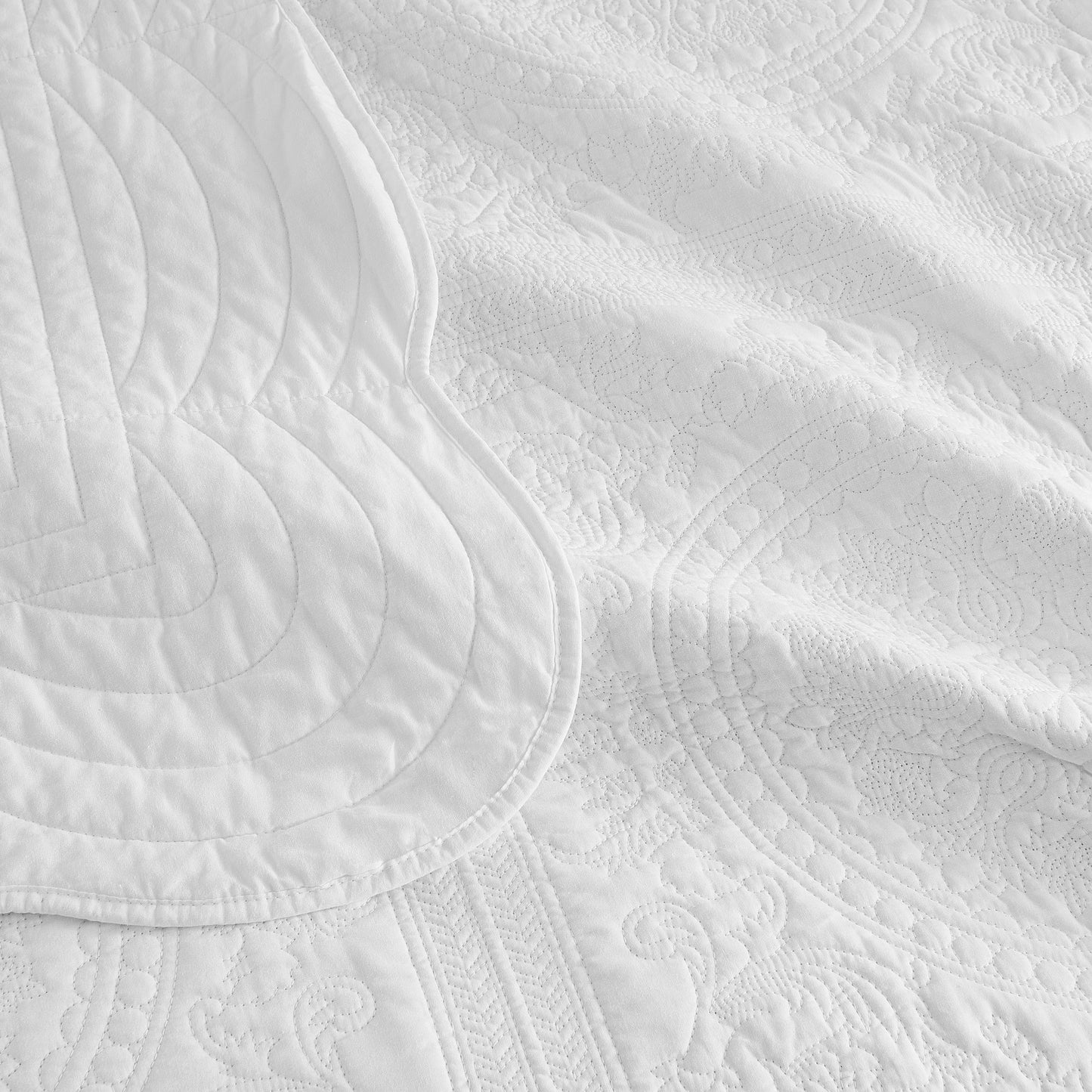 Isabella Cotton Quilt Set - White - Stunning Medallions And Scalloped Edges