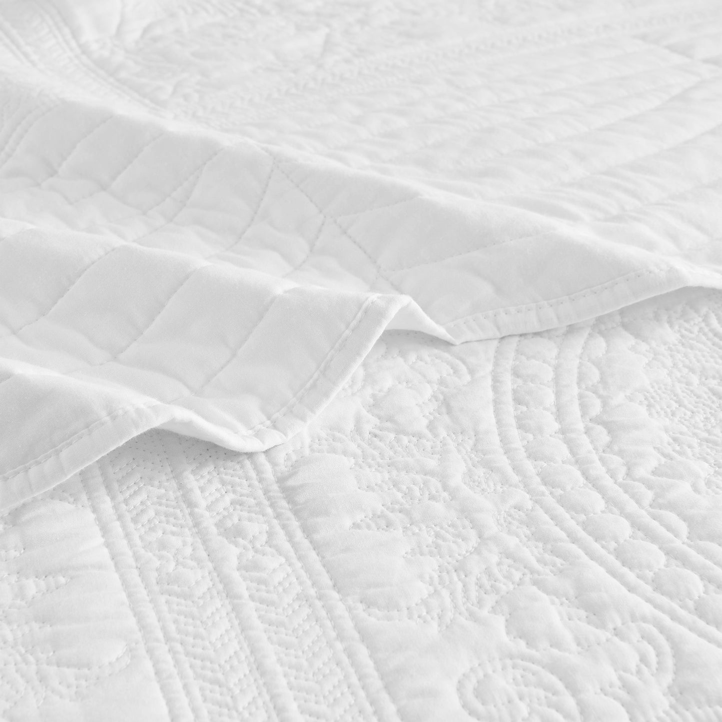 Isabella Cotton Quilt Set - White - Stunning Medallions And Scalloped Edges