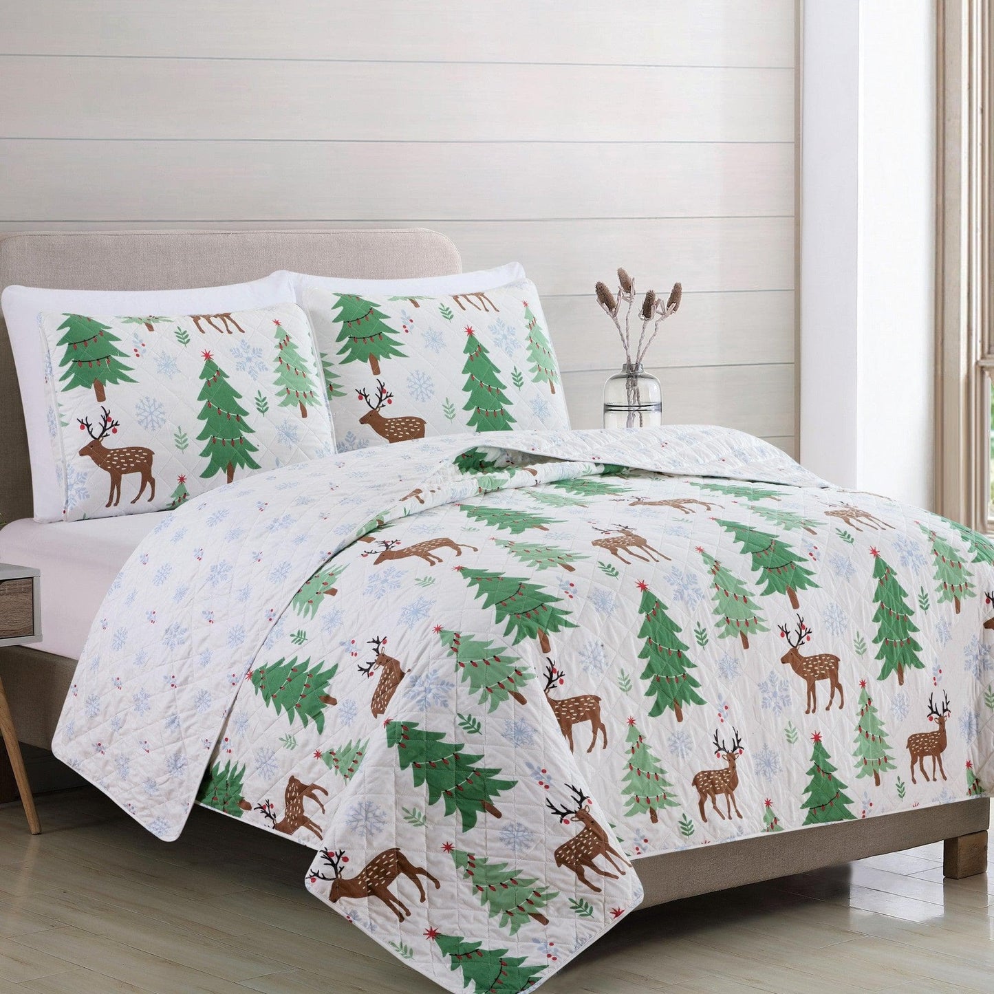 Christmas Holly Quilt Set - Christmas Themed Bedding