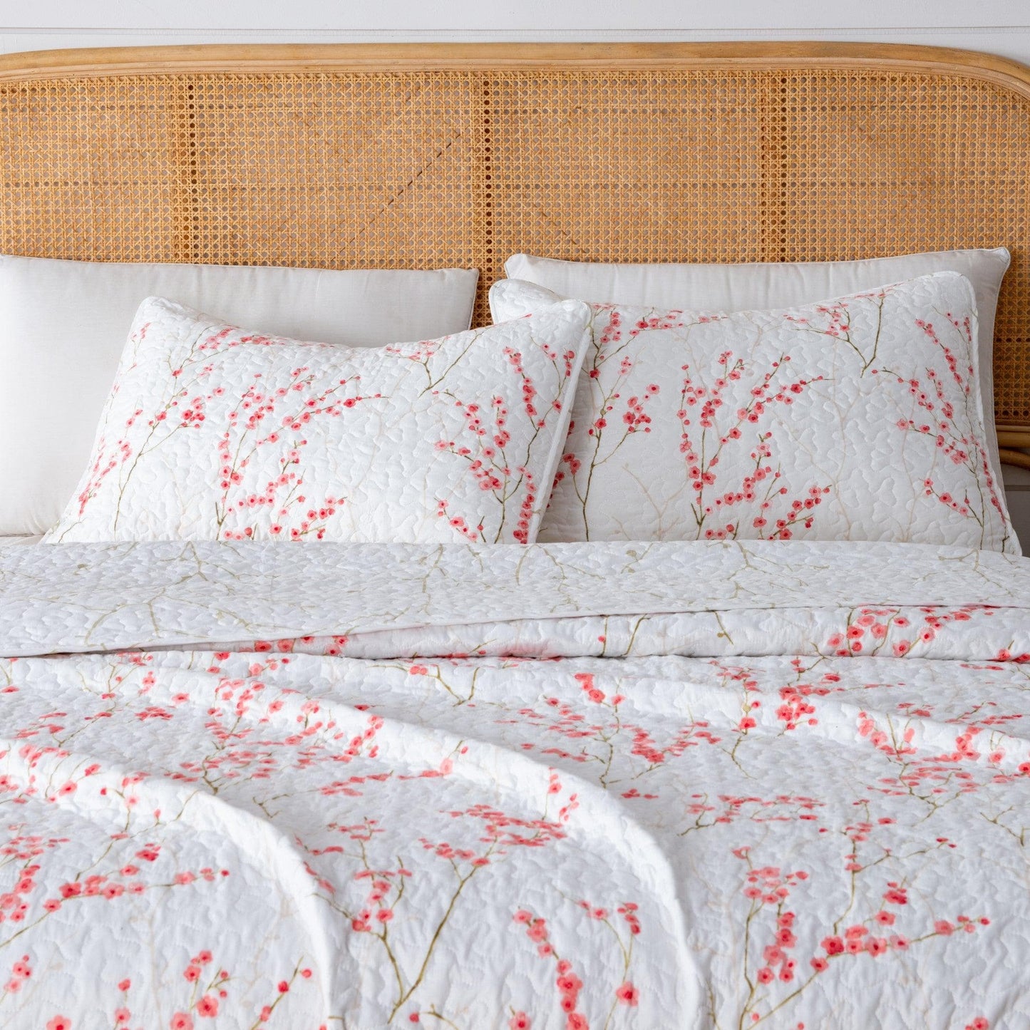 Floral Quilt - White & Coral - Floral Themed Quilts
