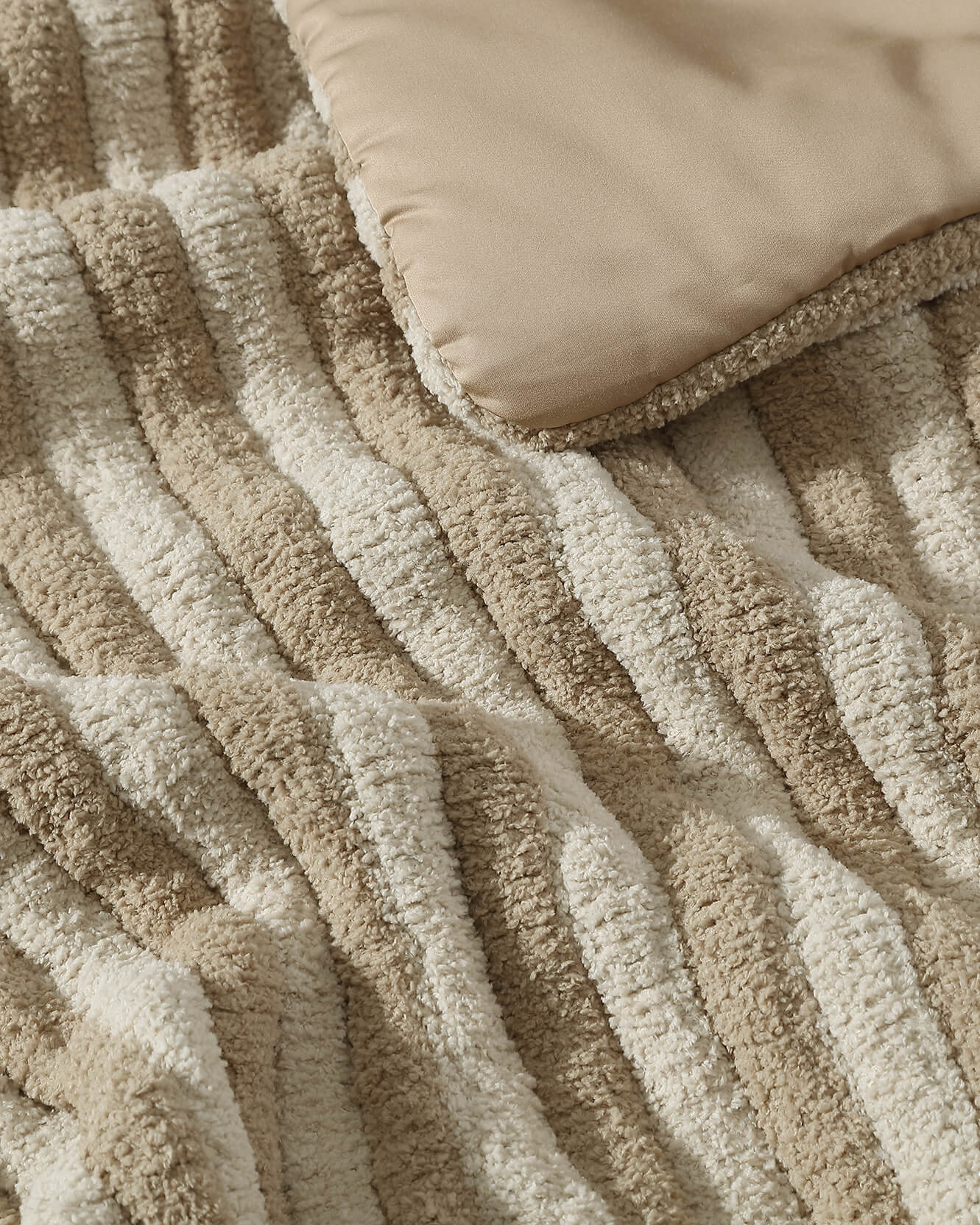 Snug Comforter With Piped Detailing - Sustainable Bedding - Quahog Bay Bedding