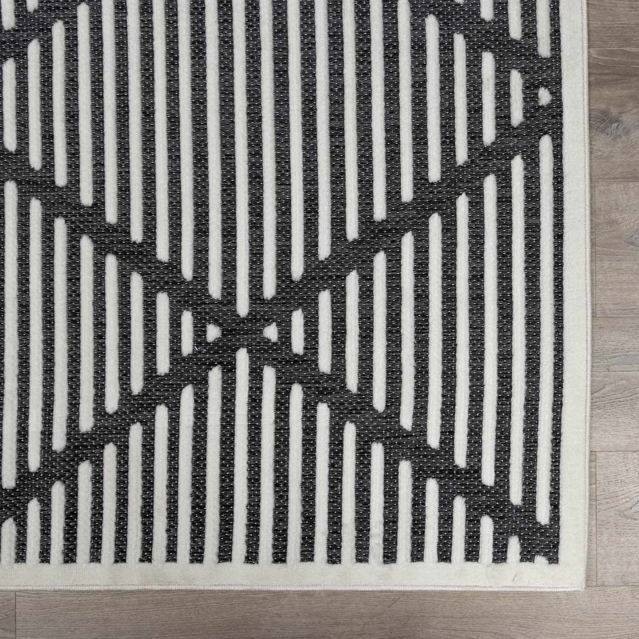 Anah Black Durable Rug