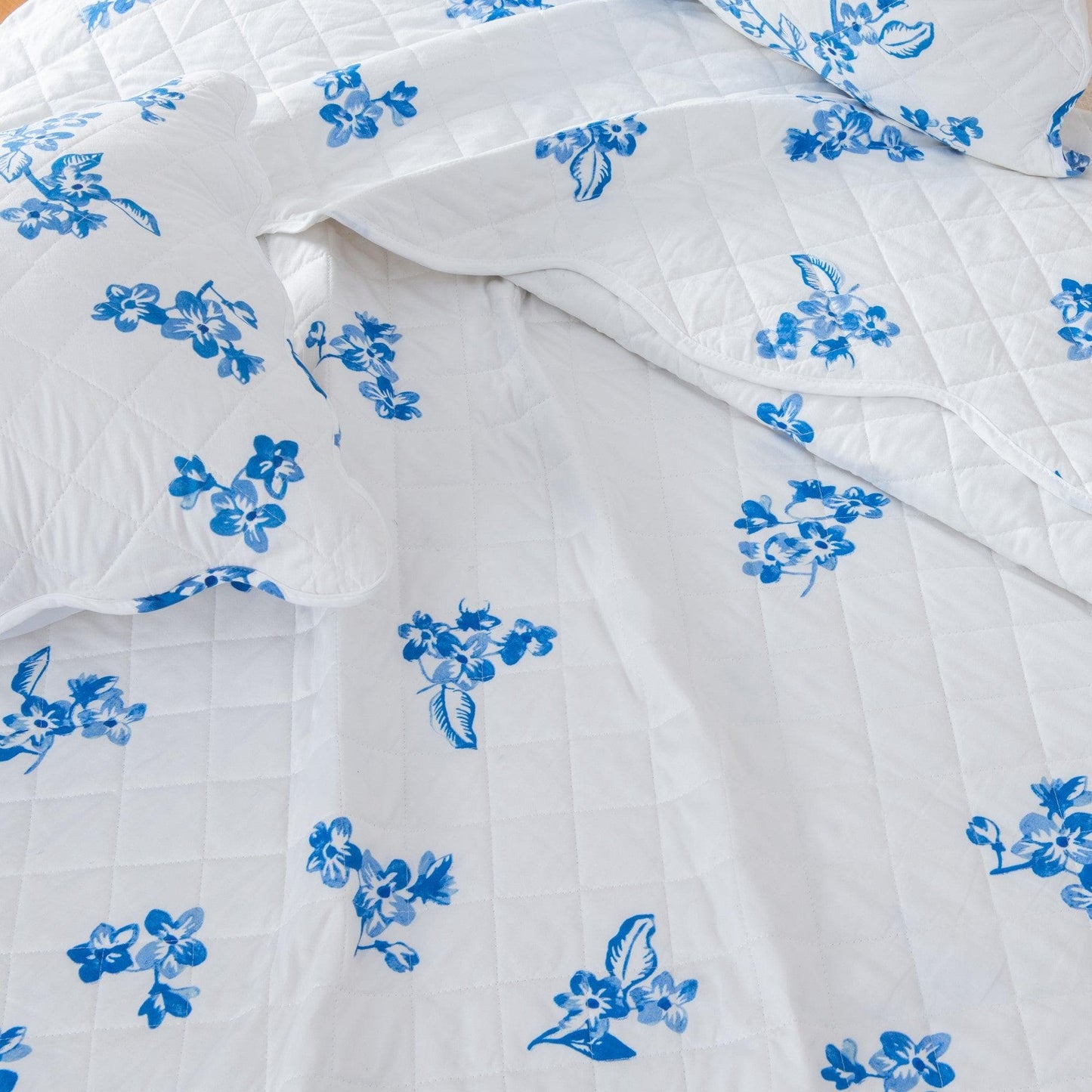 Coastal Floral Blue And White Quilt Set With Scalloped Edges - Lightweight Microfiber