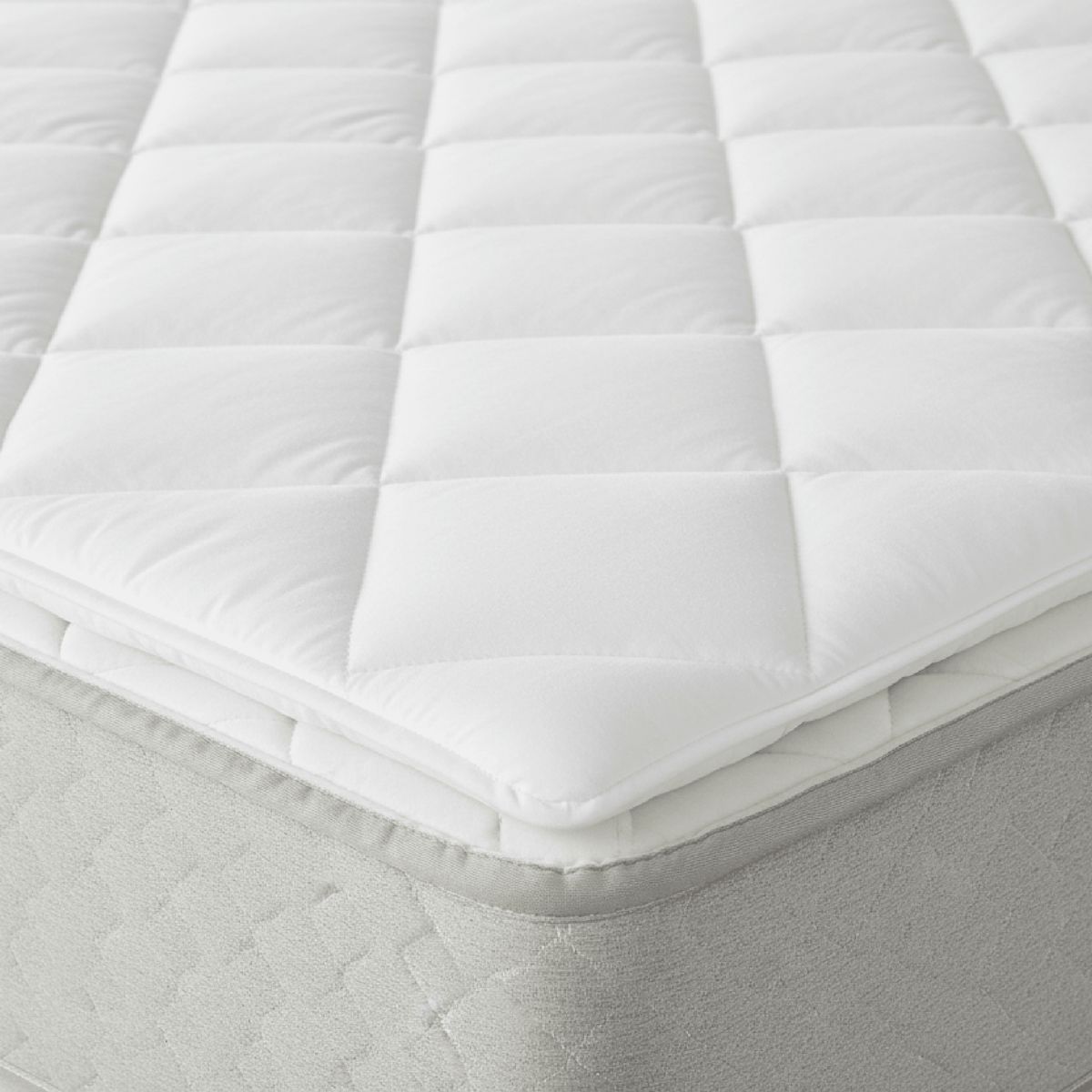 Waterproof shallow pocket mattress pad lying flat on a mattress with no skirting, for boat, RV and dorm beds