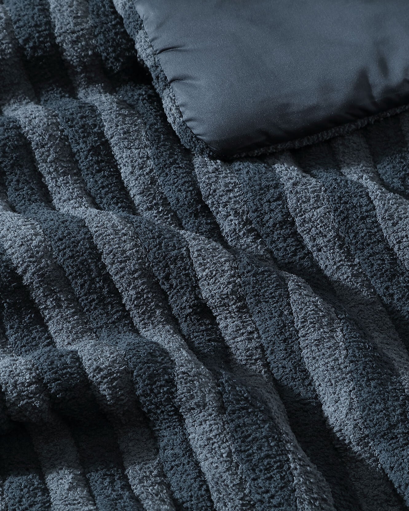 Snug Comforter With Piped Detailing - Sustainable Bedding - Quahog Bay Bedding